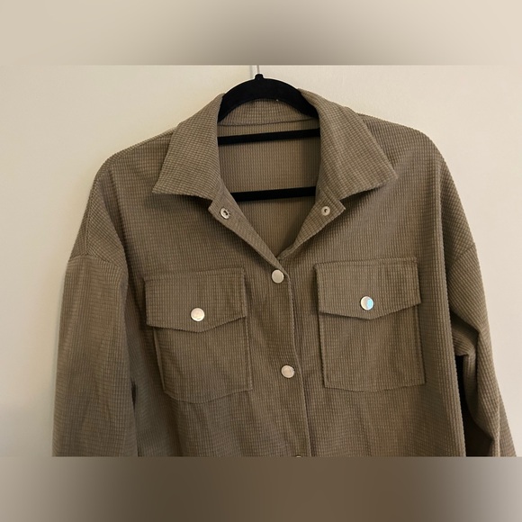 Shacket - Picture 4 of 4